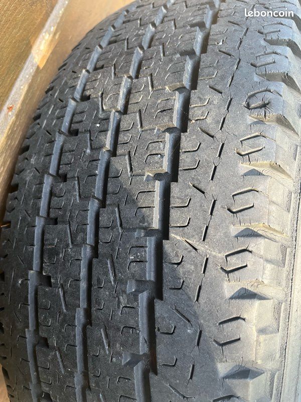 À vendre une roue Iveco pneu Michelin (image 1)