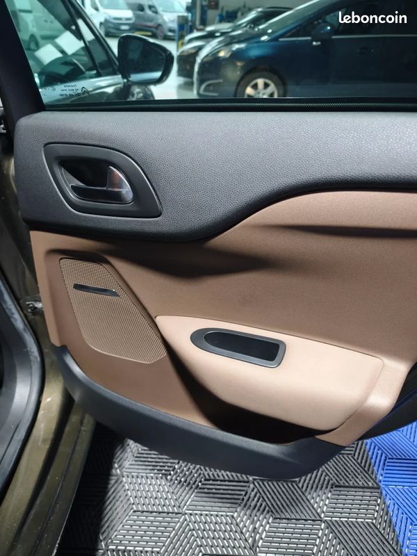 CITROEN DS4 1.6 200ch Sport Chic - 2012 - 104001 km - Faible kilométrage (image 28)