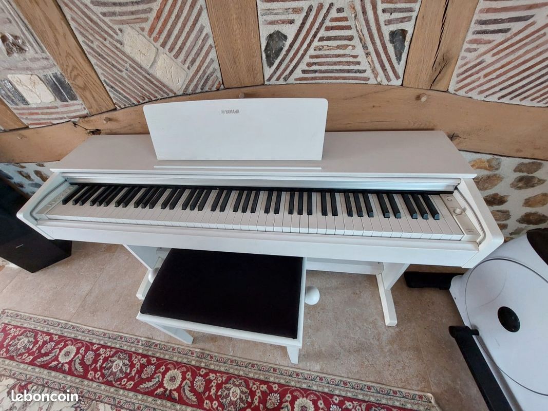 Piano numérique Yamaha Arius blanc (image 1)