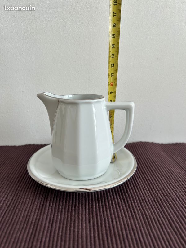 Apilco - joli pot à lait crémier et soucoupe porcelaine, blanc et filet platine/argent (bistrot) (image 2)