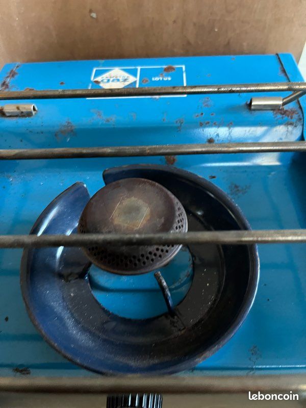 Réchaud à gaz butane Camping Gaz Super Bleuet vintage original avec couvercle en bon état de fonctionnement. - Canada