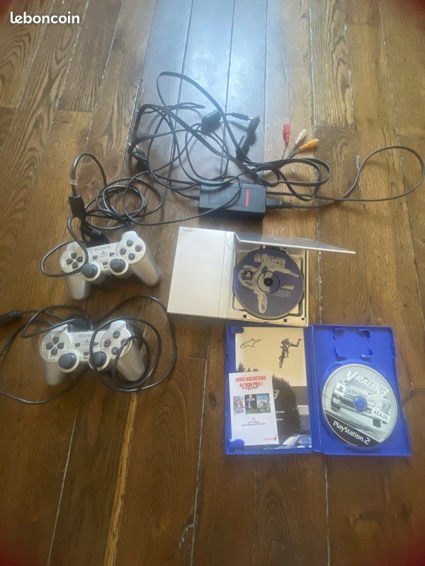 PS2 slim grise avec 2 manettes et 2 jeux (image 1)