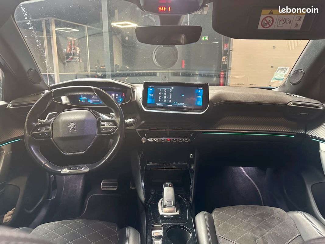 PEUGEOT 2008 BlueHDi 130 S&S EAT8 GT Pack* ENTRETIEN COMPLET + TOIT PANORAMIQUE + ATTELAGE (image 18)