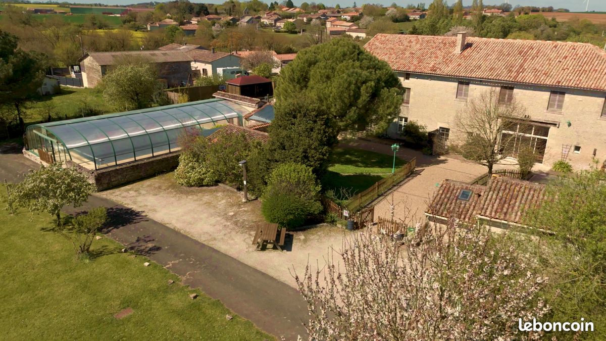 Maison 20 pièces 500 m² · à Villefagnan · 500 m² · 690 000 €