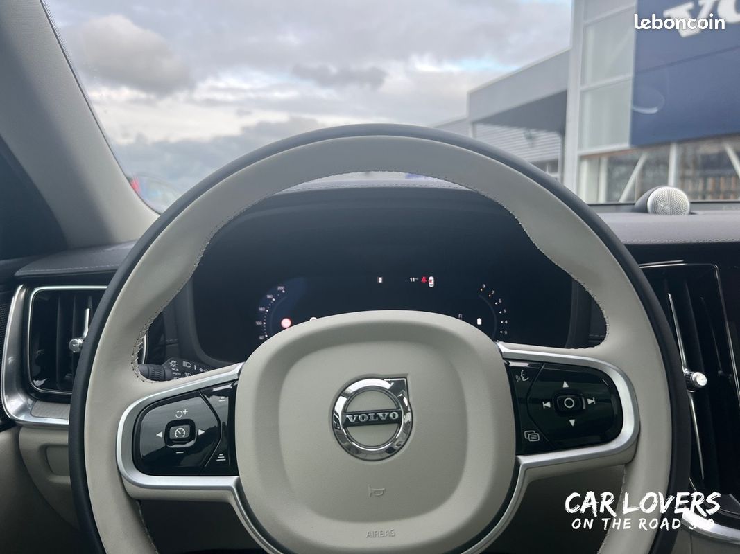 VOLVO V60 Micro hybride essence B4 197 ch DCT7 Ultra Style Dark (image 12)