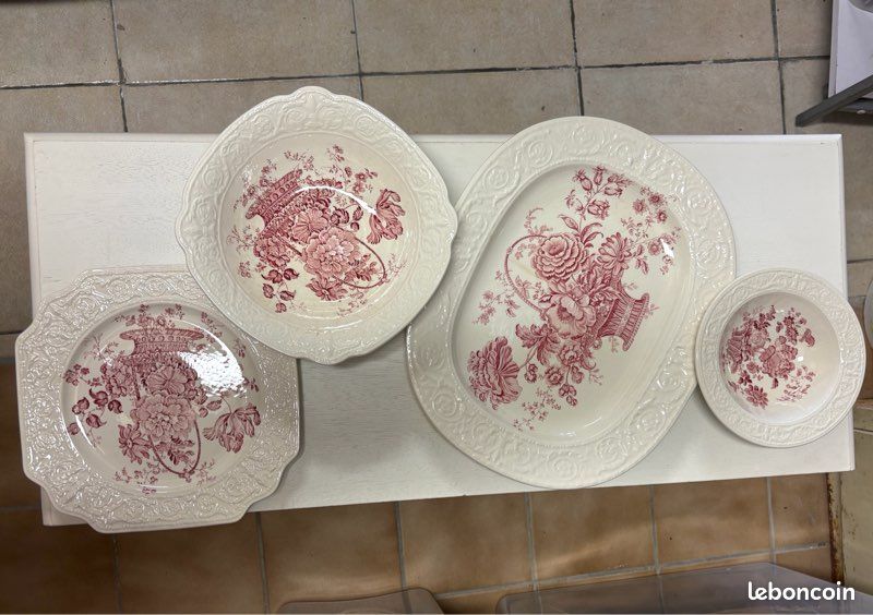 Service porcelaine complet - Blanc et rose (image 1)