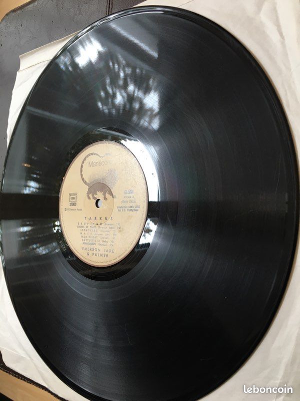 Disque vinyle 33 tours. Emerson Lake & Palmer. Tarkus. Manticore France, 1973. Réf : 43.504. Sans pochette, disque rayé. Prix à débattre. Possibilité d’achat groupé (image 3)