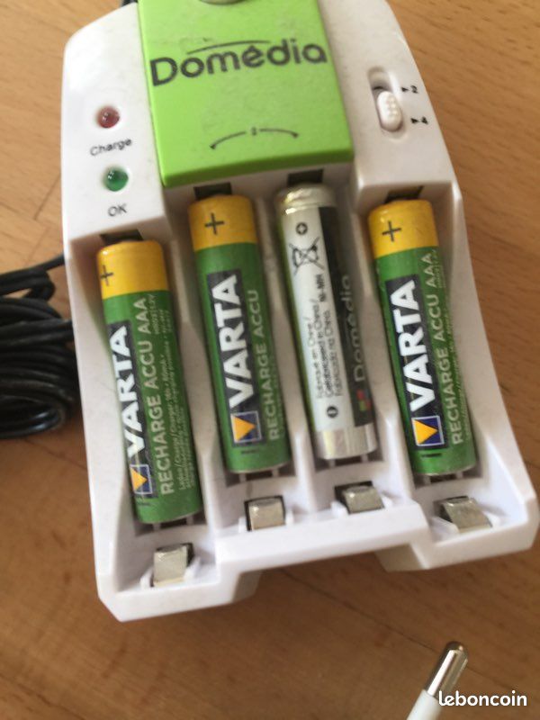 Chargeur piles et piles (image 2)