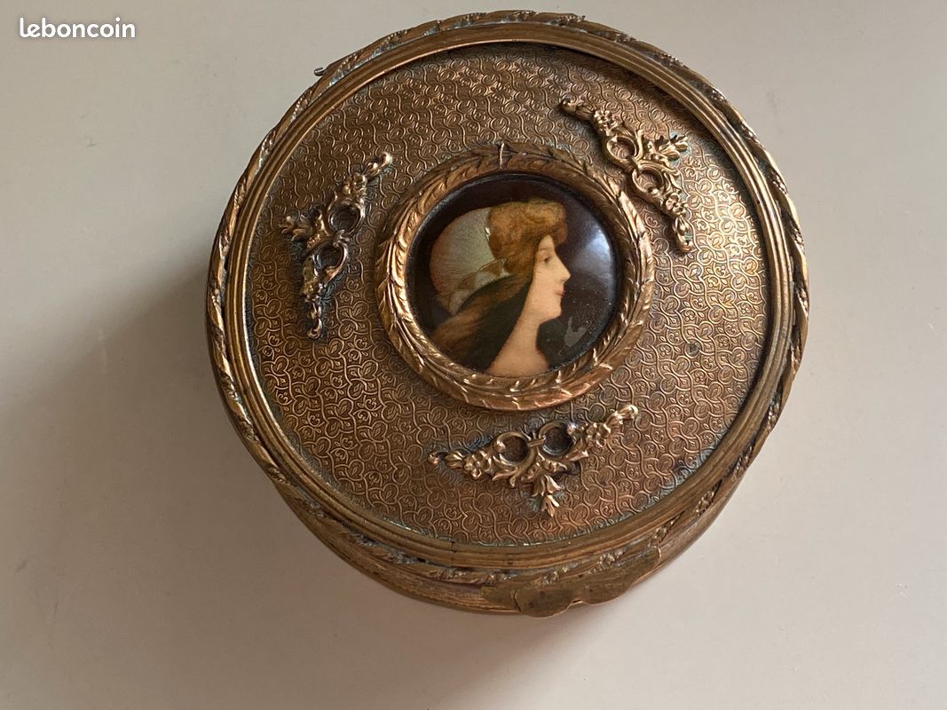 Boîte Ancienne En Bronze Avec Bijou Fantaisie - Occasion - Décoration Vintage