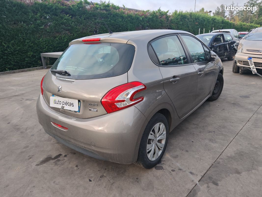 Peugeot 208 1.2 vti accidentée (image 3)