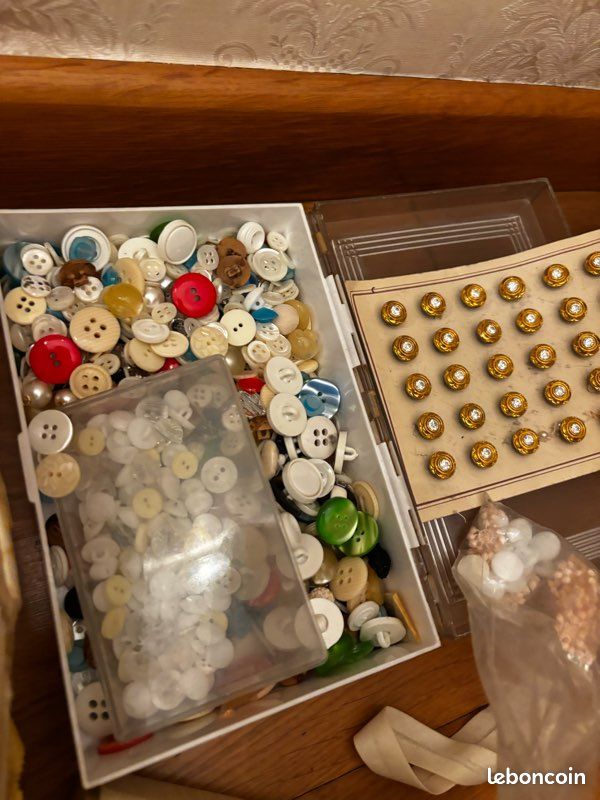 MERCERIE COUTURE LOT 24 BOUTONS VINTAGE GALALITHE BEIGE MARRON 20 mm