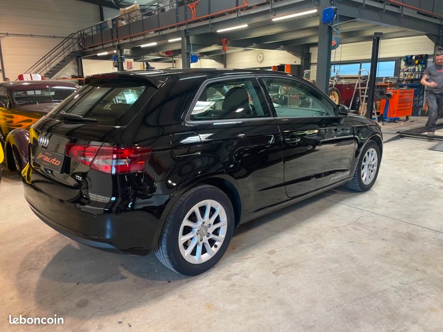 Audi A3 1.6 tdI 105 cv AMBIENTE 105cv 3P BVM (image 10)