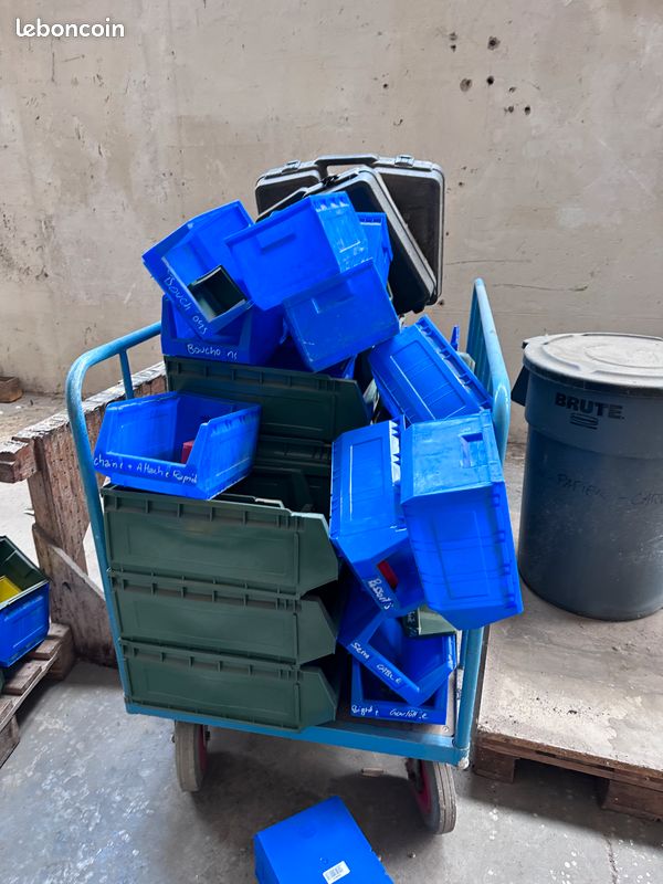 Caisse plastique gerbable (image 1)