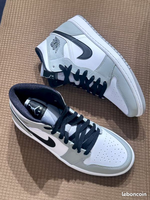 Jordan 1 Mid Light Smoke Grey taille 41 (image 1)