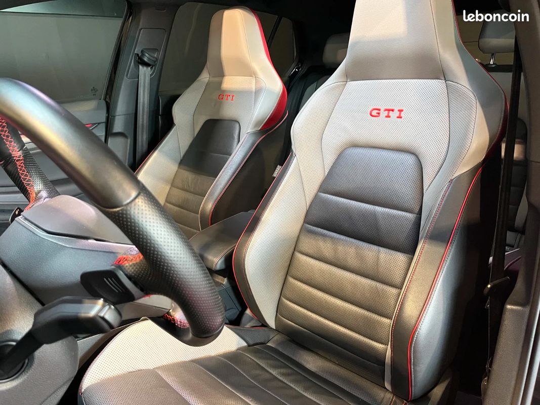 VOLKSWAGEN GOLF 8 GTI 2.0 TSI 245 CH - Pack CUIR / TOIT PANO / SUIVI VW (image 12)