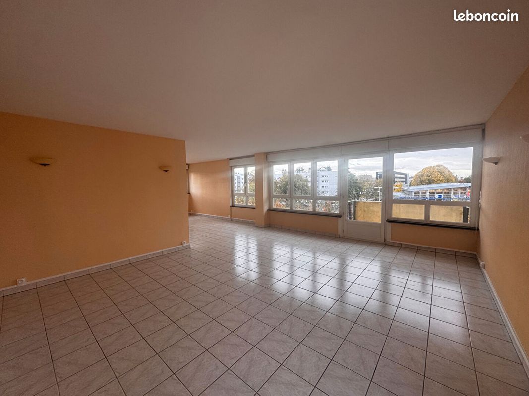 Appartement 5 pièce(s) 107 m²à louer Mont-saint-aignan