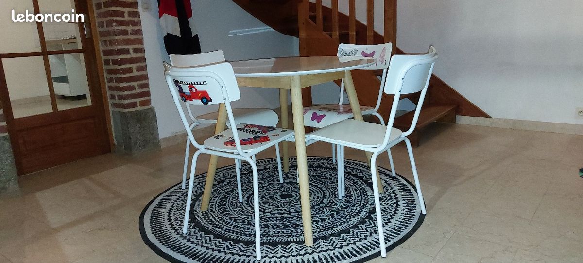 Table scandinave ronde sans les chaises (en option) (image 2)