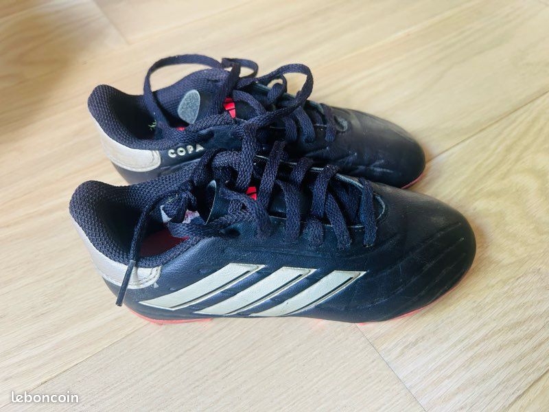 Crampons Adidas taille 31 Chaussures