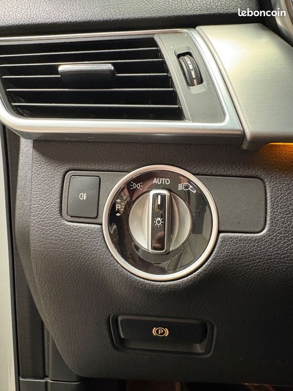 Mercedes ML 250 CDI 7G-DCT / ENTRETIEN MERCEDES / TOIT OUVRANT PANO / ATTELAGE / SIEGES AV ELEC & CHAUFFANTS (image 23)