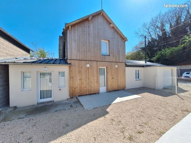 Maison meublée rénovée – 1 chambre + bureau – garage attenant, cour fermée