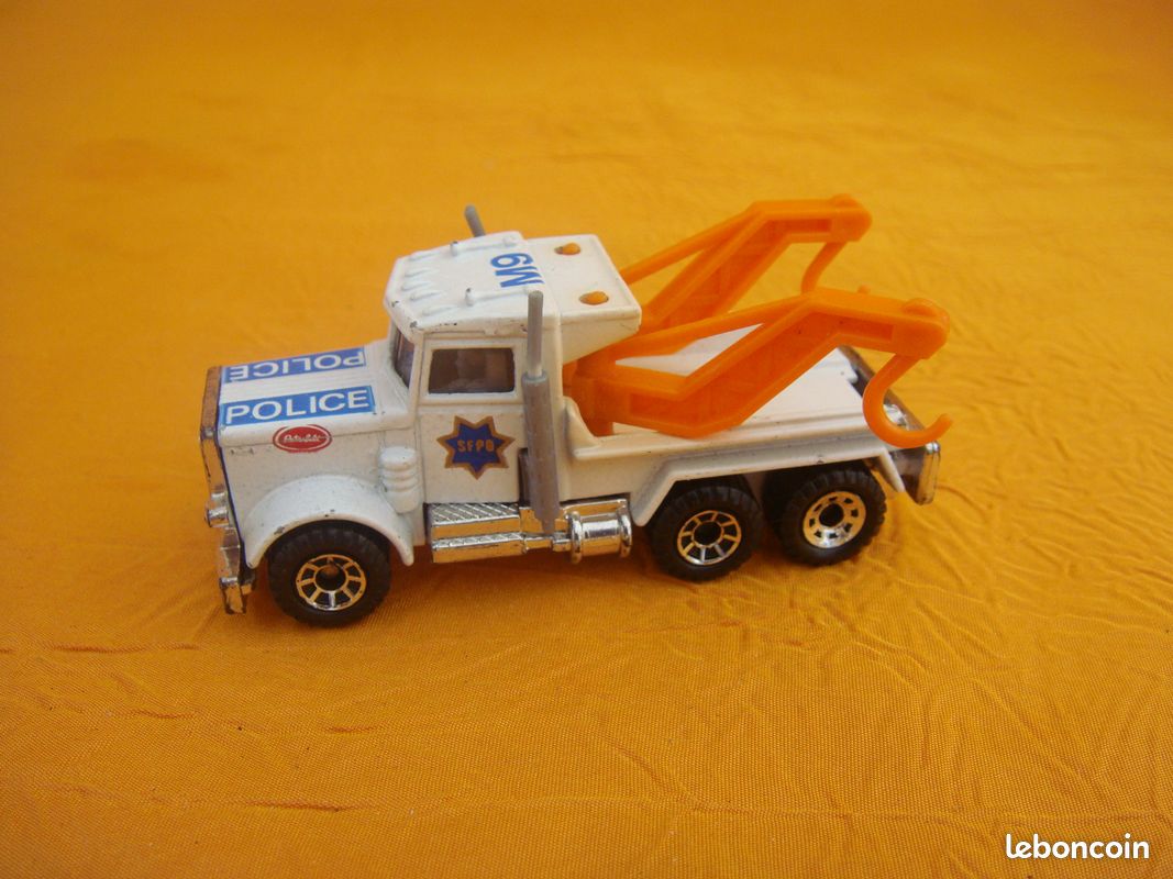 Camion de remorquage police/ MATCHBOX PETERBILT Ech 1/80 (image 1)