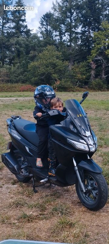 Échange ou vend mon scooter Aprilia 50sxr année 2024 ils est nickel (image 3)