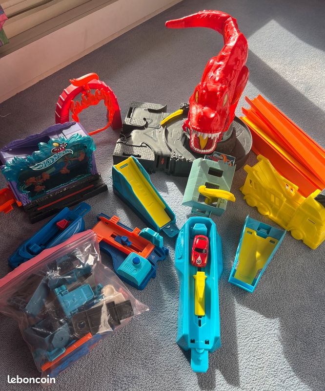 Lot Hot Wheels - Dinosaure, routes, station de lavage, propulseurs … (image 1)