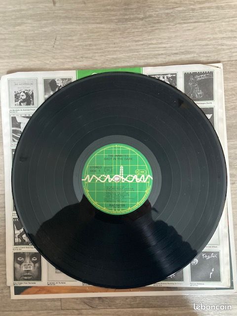 Vinyle 33 Tours : The INMATES : Shot in the dark (image 3)