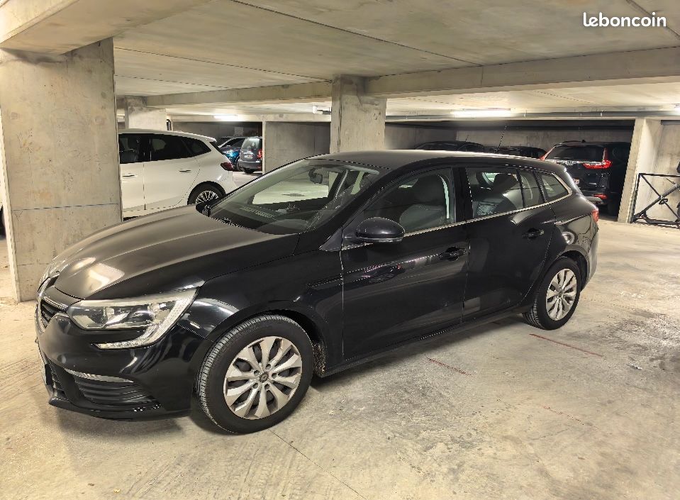 À vendre Renault Mégane IV Estate essence, boîte manuelle, mise en circulation en octobre 2019, environ 83 000 km, véhicule confortable, spacieux et bien entretenu, idéal pour une famille (image 3)