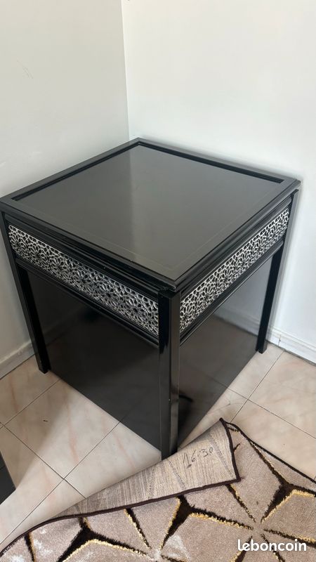 Salon marocain complet en très bon état – 3 sedari, 1 table, 2 coffres, 13 coussins, et 2 paires de tlamet (image 7)