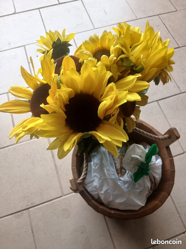 Seau en bois avec bouquet de tournesols (image 1)