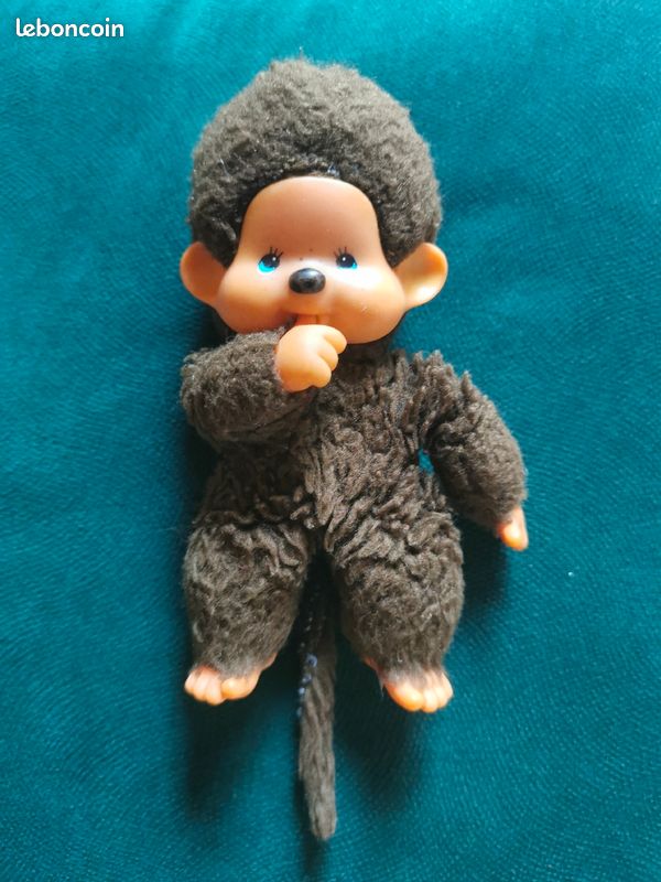 Kiki peluche noir yeux bleus (image 1)