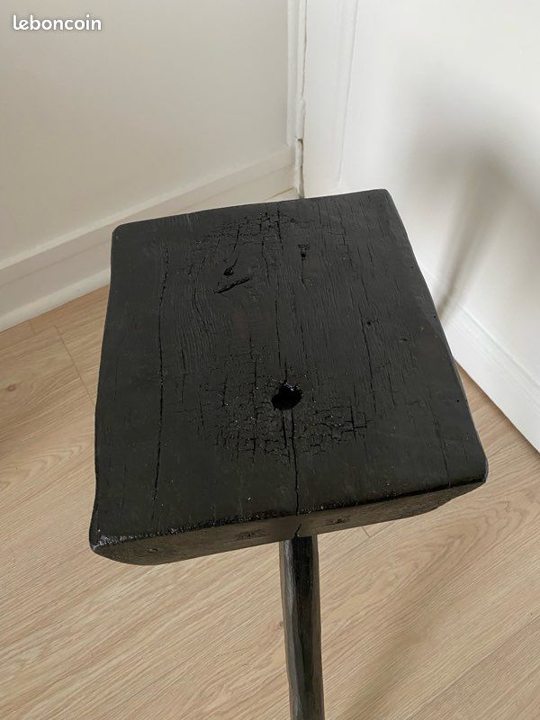 Tabouret de traite en bois brûlé (image 3)