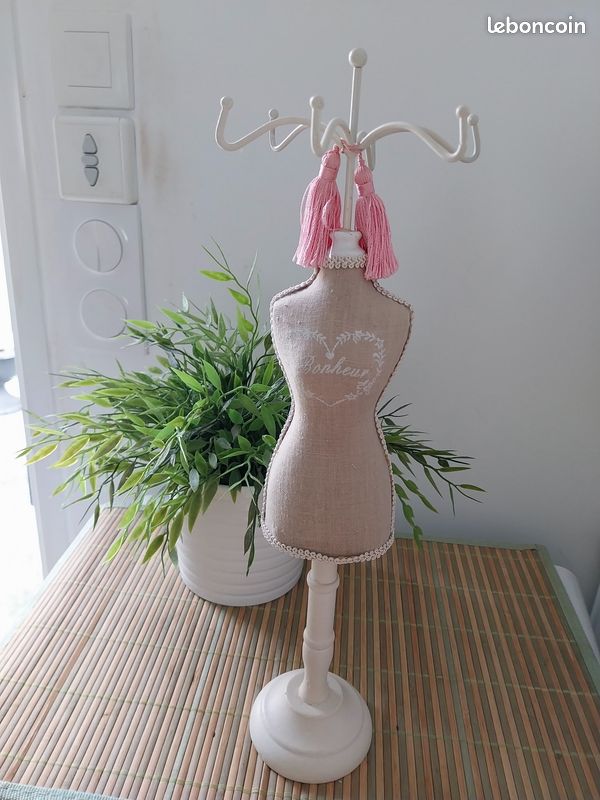 Mini mannequin : présentoir à bijoux à épingler avec socle en bois - France