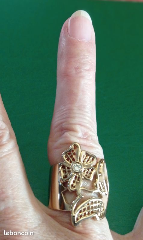 Bague plaqué or avec poinçon moderne et originale fleurs avec zirconium sur le dessus neuve (image 2)