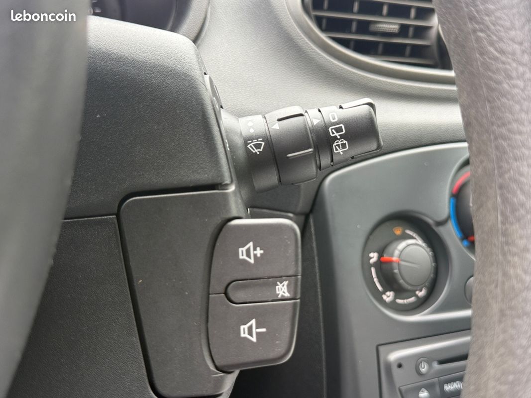 RENAULT CLIO III 1.2 16V 75 Access 10 000KM / PREMIÈRE MAIN / GARANTIE 12 MOIS (image 19)
