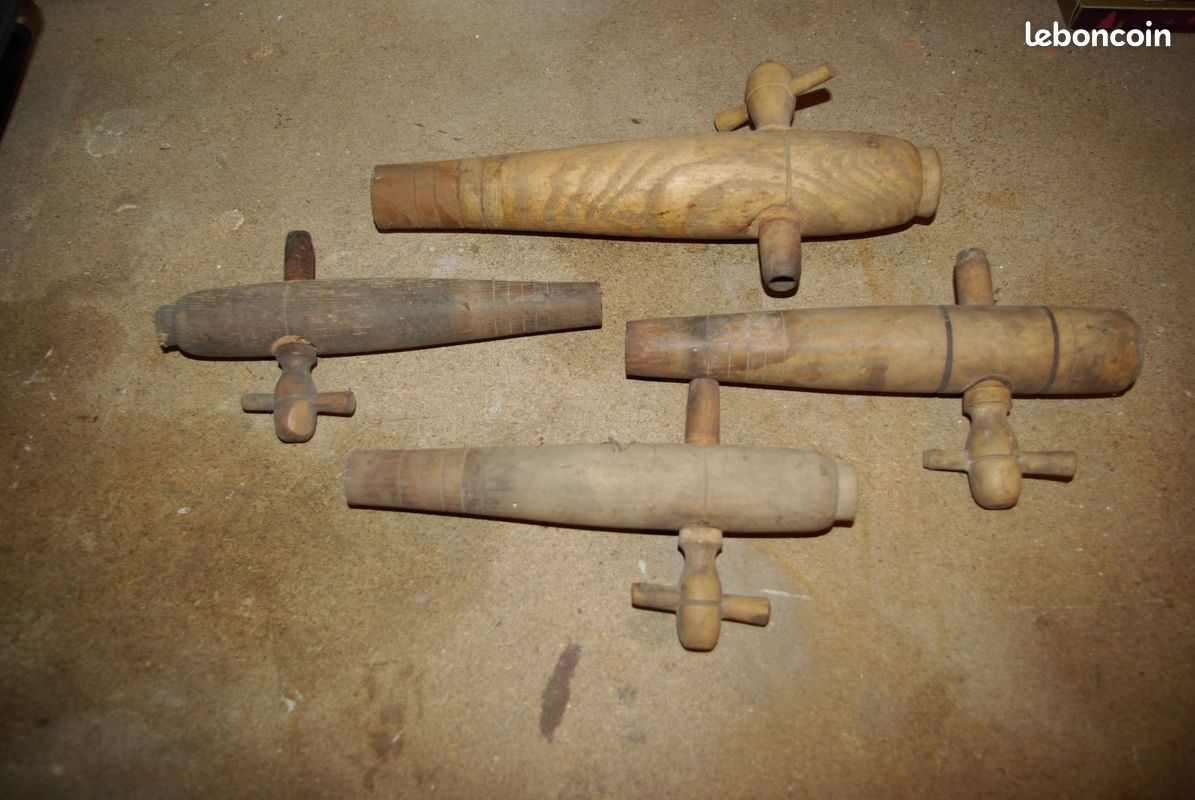 Robinet ancien en bois pour barrique (image 1)