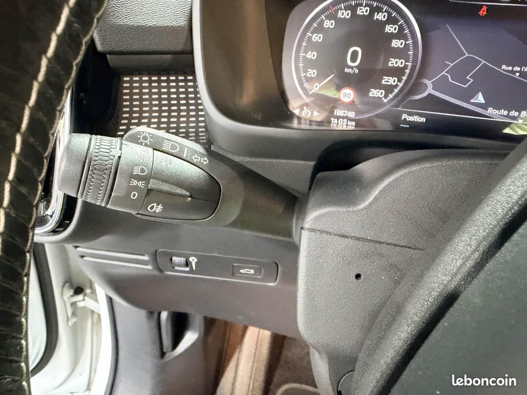 VOLVO XC40 D4 AWD 190 ch Geartronic R-Design- Toit ouvrant- Harman/Kardon- Keyless (image 25)