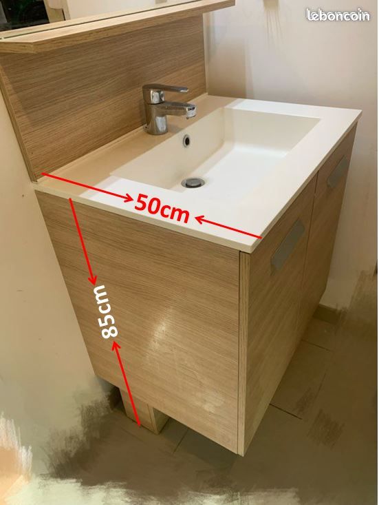 Ensemble de salle de bain avec miroir, vasque, robinet, éclairage intégré et espace de rangement (image 5)