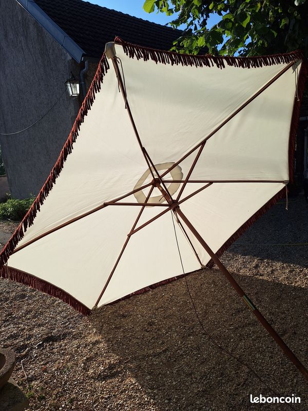 Grand parasol vintage en toile et bois en bon état (image 6)