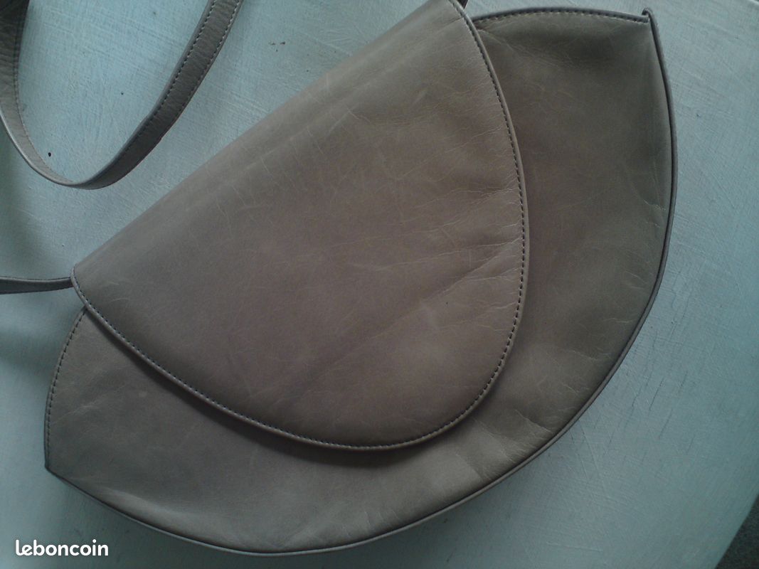 Sac Vintage marque Charles Jourdan Forme demi-lune à bandoulière amovible Cuir d'agneau Vintage Charles Jourdan (image 2)