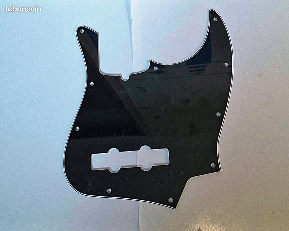 PICKGUARD JAZZ BASS AMERICAN STANDARD BLACK- 3 plis- 10 Trous (image 1)