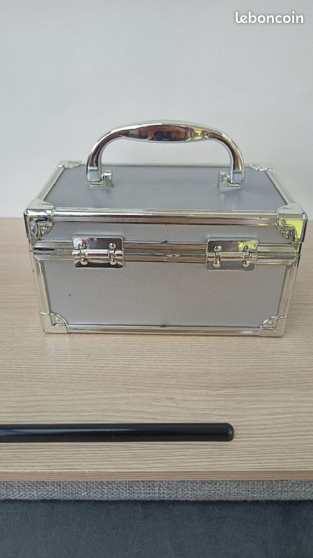 Vends boite de rangement en aluminium en bon état (image 3)