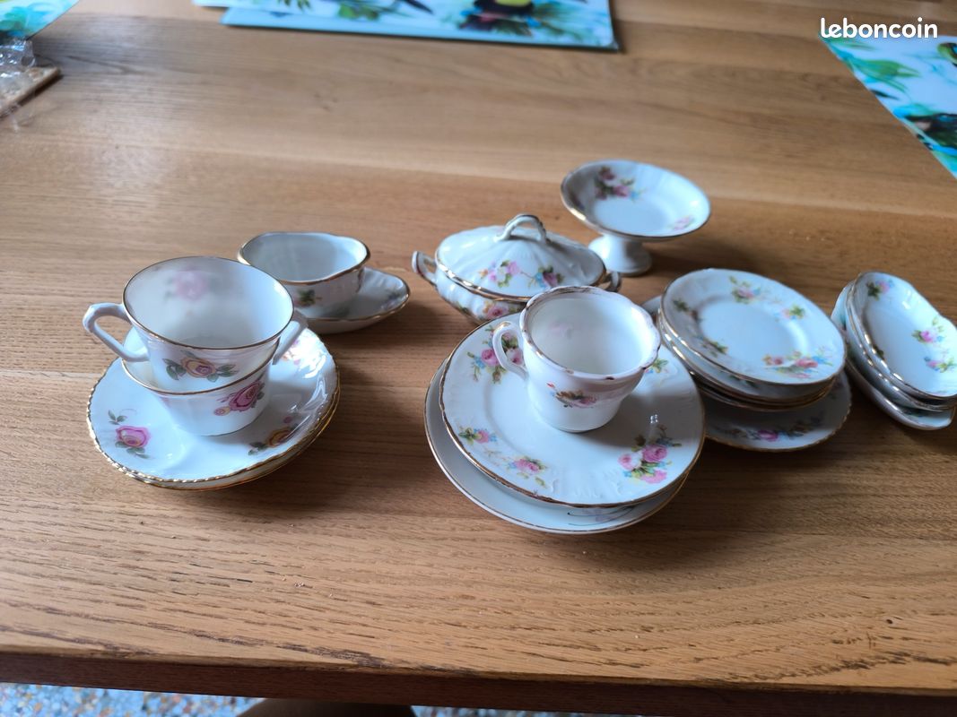 ANCIENNE DINETTE ASSIETTES DECOR DE FLEURS PEINT A LA MAIN ET