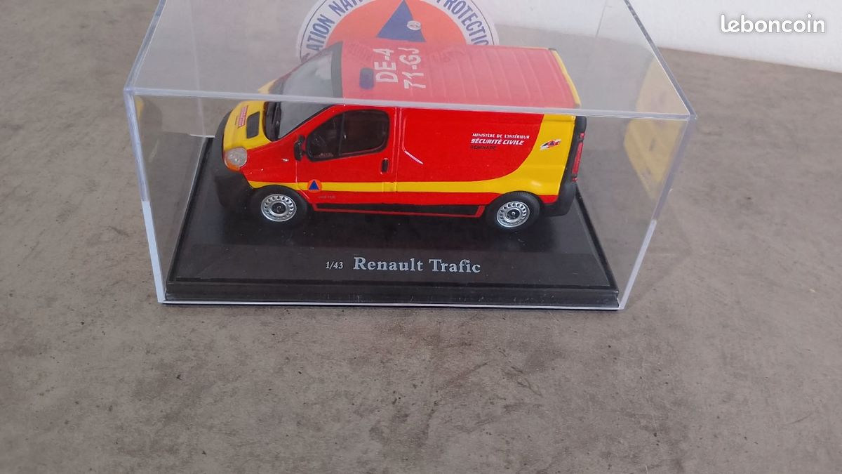 Miniature truck La Poste Renault traffic 1992 Musée la Poste Atlas 1/43 H5131 Yellow - Sold