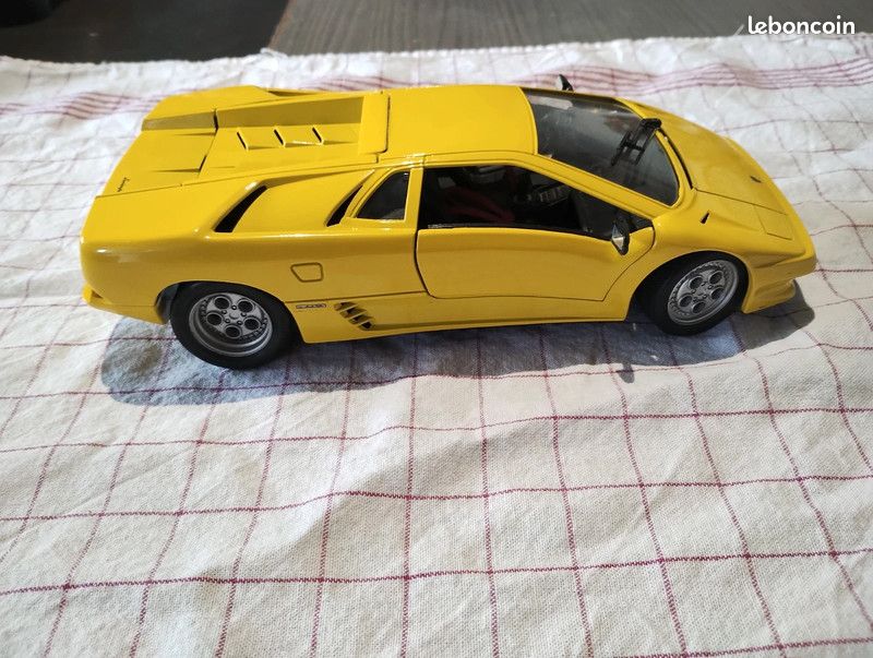 Voiture miniature 1/18 (image 3)