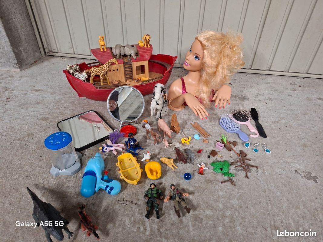Grand lot de jouets variés : Arche de Noé, Tête à coiffer, Dinosaures... (image 1)