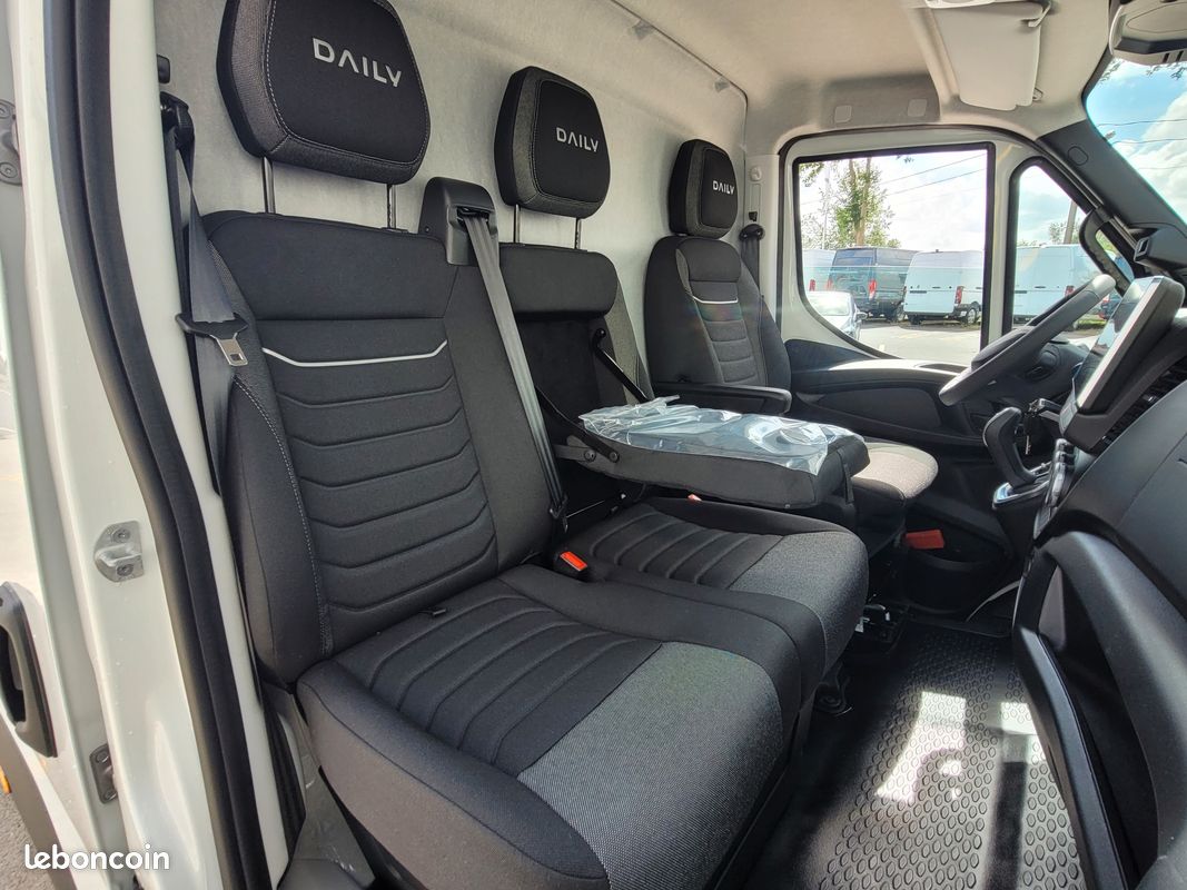 IVECO DAILY 35S18 HA8 V12 FOURGON PACK COMFORT 03 PLACES comme NEUF avec BOITE AUTO + MOTEUR 3 LITRES + CAMÉRA + RADARS + PORTES 270 DEGRÉS + SIEGE SUSPENDU + PHARES FULL LED ( Prix Vente 43 990 HT ) (image 4)