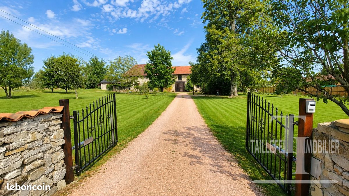 Maison 7 pièces 260 m² · à Saint-Saud-Lacoussière · 260 m² · 329 000 €