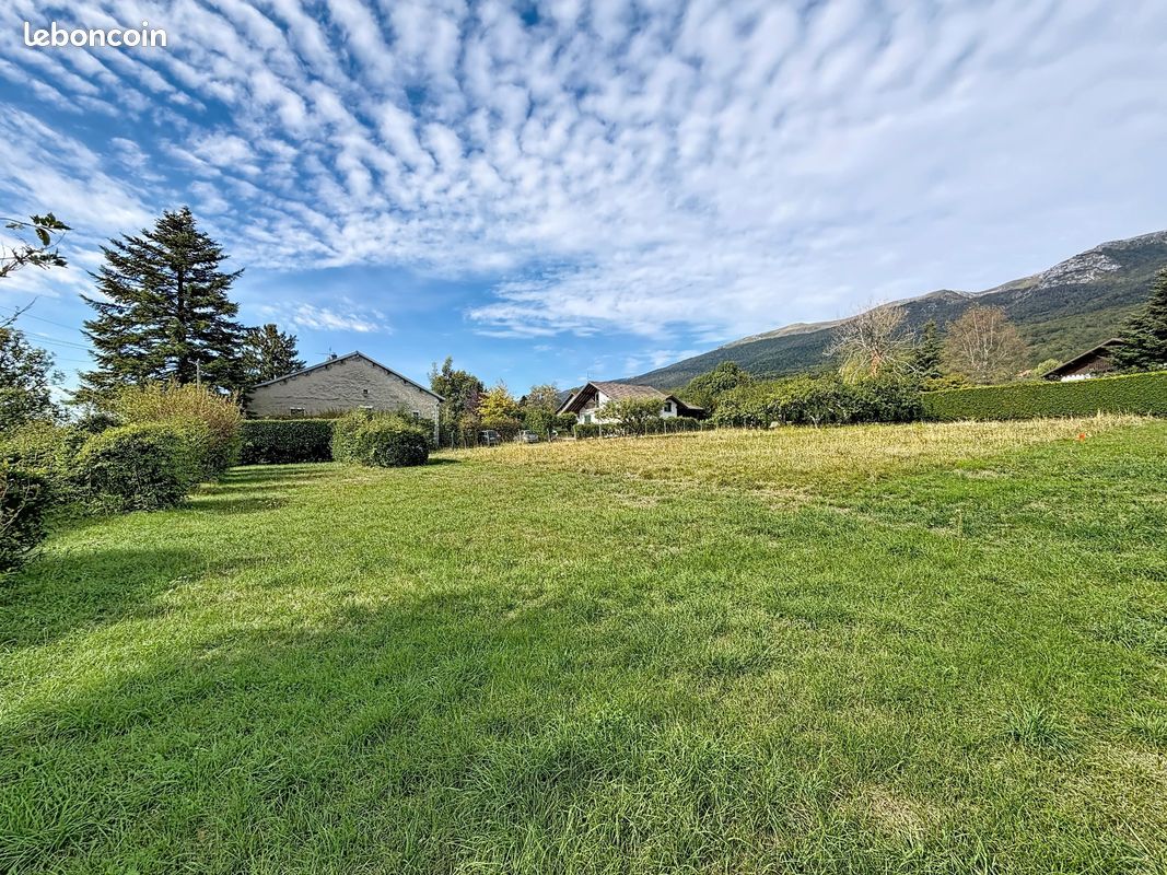 Terrain 697 m² Thoiry · 320 000 €